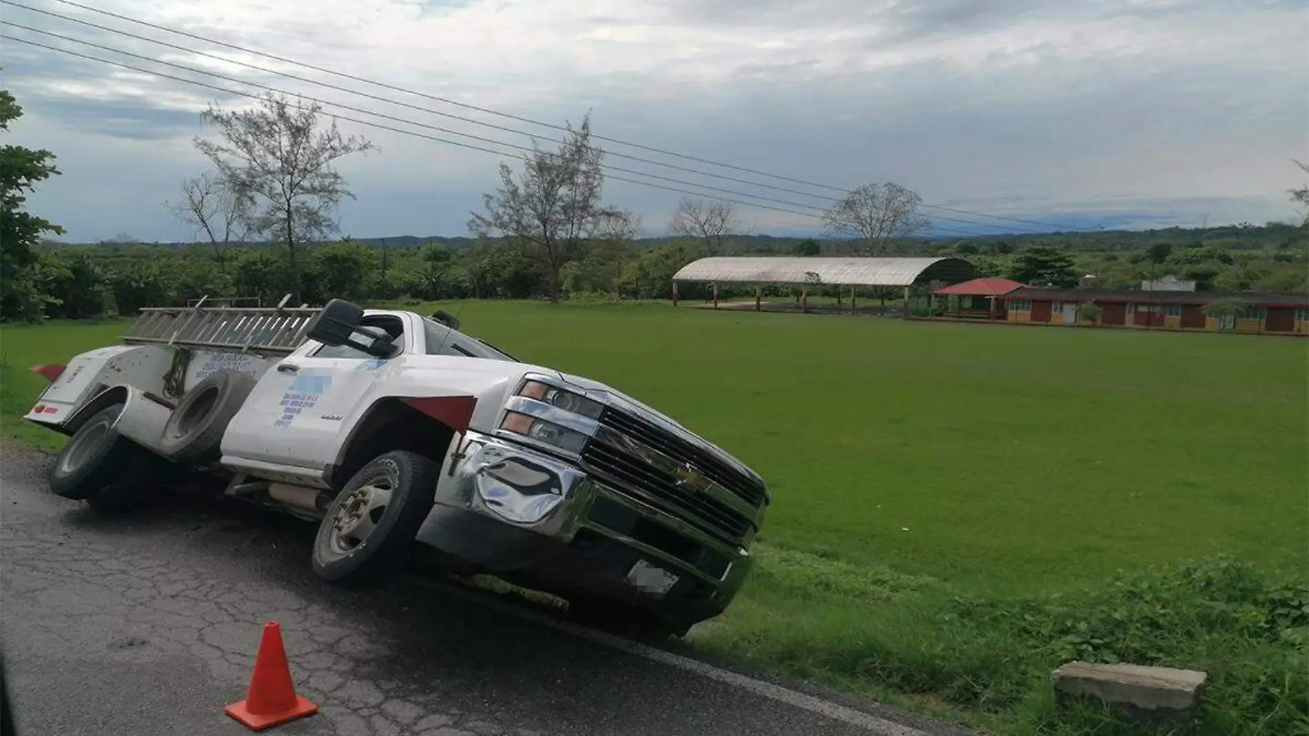 Pipa de gas a punto de volcar en carretera de Papantla